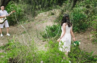 Chia sẻ những cách tạo dáng chụp ảnh cưới ngoài trời được nhiếp ảnh gia tin dùng nhất 